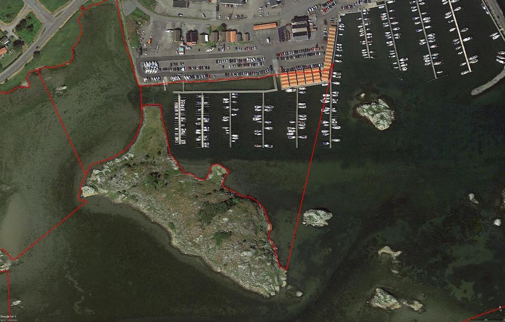 Figur 5. Vik 588, markerad i rött och centrerad. Satellitfoto taget 2012. Helt påverkad av hamn och mänsklig aktivitet. Hamnen är även närvarande på satellitfoton av sämre kvalitet tagna 2008.