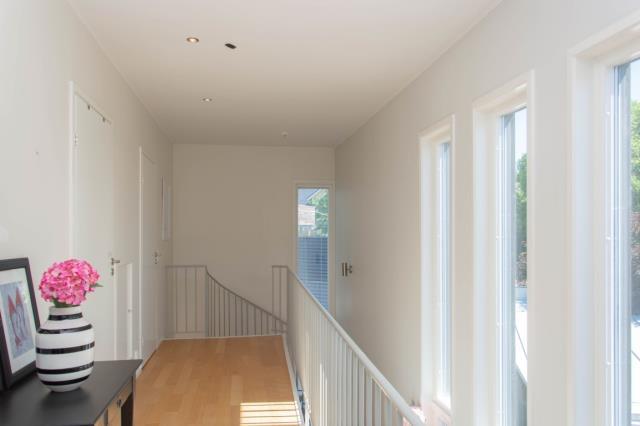 GEMENSAMMA UTRYMMEN På södra sidan av huset finns en trappa som leder ner till en gemensam bastu.