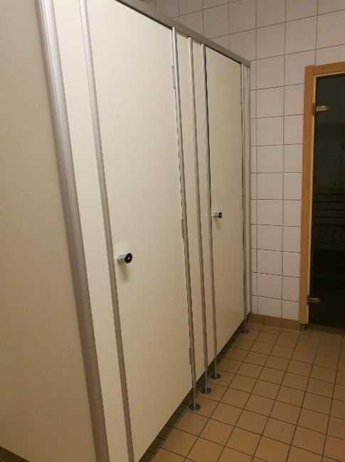 I motionen anges även att alla duschar i våra skolor byggs om så att det skapas t.ex. duschbås med dörr som kan låsas inifrån.