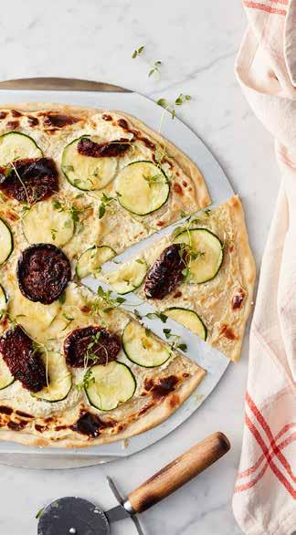 ost. Hyvla zucchini tunt och lägg på tillsammans med soltorkade tomater. Baka i 250 C i ca 10 minuter eller tills tarten fått fin färg.