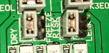 Varje utgång har en EOL på 3,3kOhm och larm resistor (RA) på 680 Ohm. Dessa är valbara genom att använda individuella byglar.