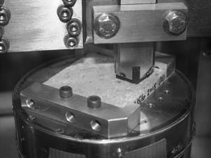 4.2. Modellstudier med pinne-skiva av dubbslitage på vägbeläggningar En pinne-skiva maskin speciellt utvecklad för samtidig mätning av glidande nötning och de luftburna partiklar som bildas vid