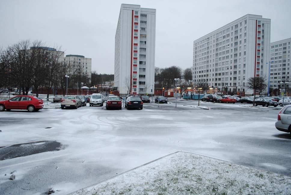 Frölundas Närsjukvårdscentrum Ver 002 Figur 3. Tomten där Frölunda Närsjukvårdscentrum planeras utgörs idag av en parkeringsplats samt ett mindre grönområde, bilden tagen från sydväst.