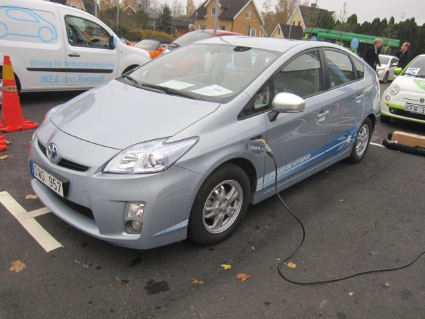 Laddhybrider Toyota Prius laddhybrid Inköp Förmånsvärde Skatt Räckvidd el CO2 ton Kostnad/mil 364 000 kr - 40 000 kr 1792 kr/mån 0 kr (5år) 23 km 2,9 ton 44,2 kr Volvo V60 laddhybrid Inköp