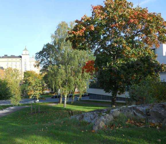 Planområdet, Vänstra bilden visar planområdet med Försvarshögskolan i förgrunden. Högra bilden visar planområdet och YKI.