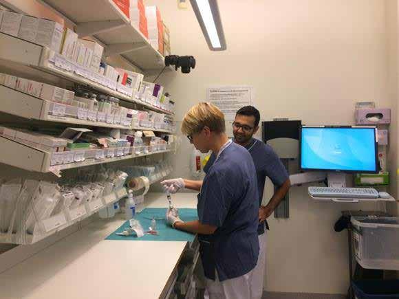 Sjuksköterska och farmaceut iordningställer läkemedel på en neonatal klinik på Karolinska Universitetsjukhus i Huddinge. Foto: Åsa Östberg.