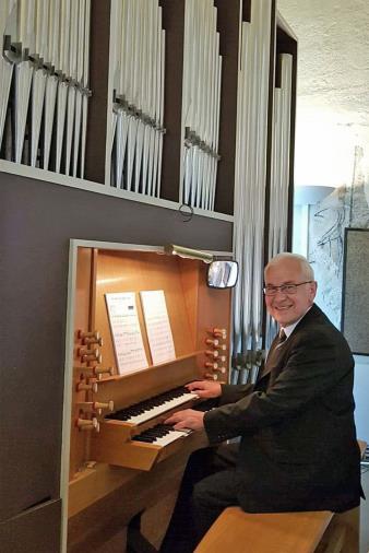 Orgeldiplom fick han från Musik -akademin i Wroclaw 1975. Gwardak arbetade sedan som lärare i två musikskolor, i Legnica och Elblag, och i vardera grundade han en orgelklass.