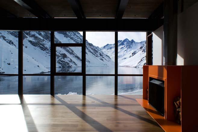 una fuerte pendiente rocosa, inmediatamente enfrentando la vista a la laguna y a los cerros Los Tres Hermanos Sobre este terreno escarpado la casa desaparece desde la vista superior, dejando