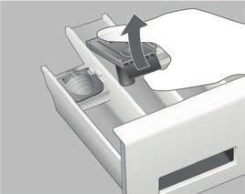 Rengöring av tvättmedelsfack Borttagning av tvättmedelsfacket Genom ett lätt tryck på den färgade fliken i mellanfacket kan utdragslådan dras ut