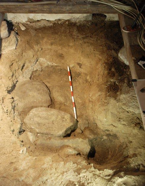 15 4 5 6 Figur 4. Stenarna som påträffades i kyrkans nordvästra hörn.