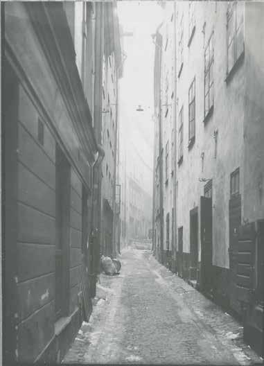 FOTO AV GÖRAN HÄLSINGES GRÄND SETT FRÅN STORA NYGATAN, TIDIGT 1900-TAL. ERISICHTON 2 KAN URSKILJAS GENOM DEN PROFILERADE LISTEN OVANFÖR BOTTEN- VÅNINGEN, TILL VÄNSTER BORTOM SÄCKEN.