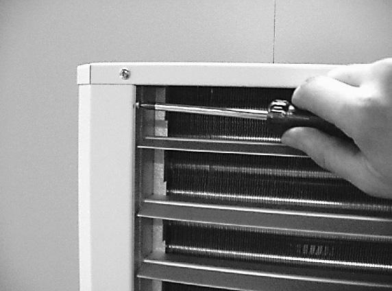 Om värmefläkten monteras med rören åt höger måste luftriktaren vändas om luften skall riktas nedåt.