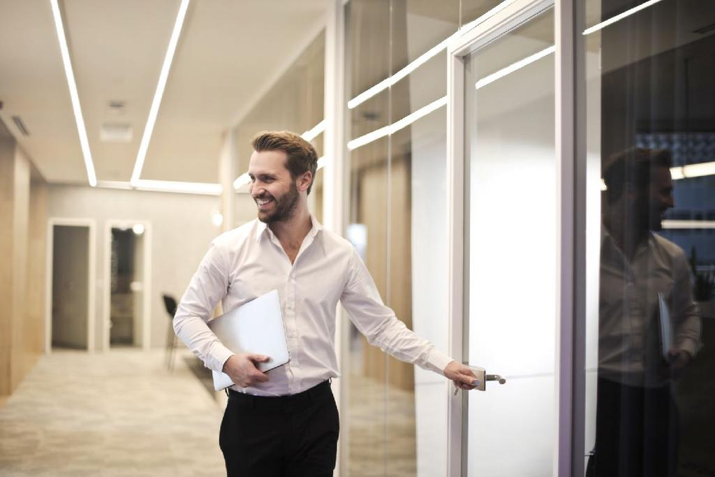 Vem kan bli studentambassadör? Om du studerar på högskola eller universitet med minst 2 år kvar på din utbildning så kan du bli studentambassadör för TraineeGuiden.