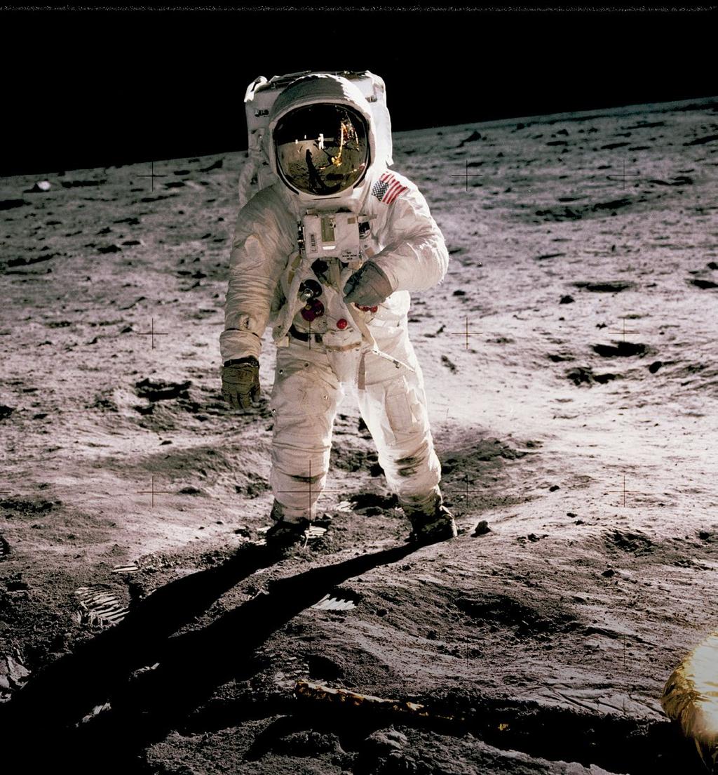 APOLLO DEN OMÖJLIGA RESAN text och foto: Fabian Bengtsson Neil Armstrong och Buzz Aldrin kliver ut ur månlandaren Örnen.