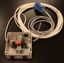 24): RJ45 Ethernet kommunikationsport Plintanslutningar (se kretsshema) Relä-/er för värmare/aircond (se kretsschema) 12 st kabelgenomföringar Klikseal M20 Inomhusgivare med 8 m kabel 2 st larmreläer
