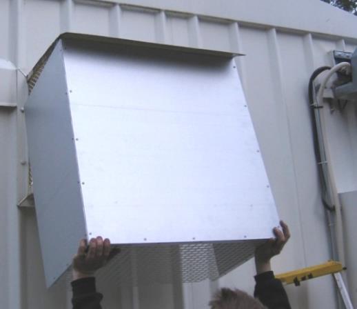 minst 1600 mm mellan avluftshålets nederkant och innergolv för bästa funktion.