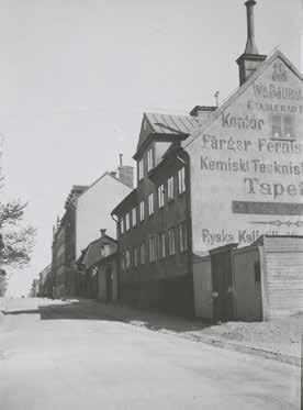 FJÄLLGATAN 16 MED REKLAMTEXTER MÅLADE PÅ GAVELN. FOTO KASPER SALIN 1916, SSM F4643. Stammen 19 har en välbevarad bebyggelse som uppfördes vid mitten av 1700-talet och omkring år 1800.