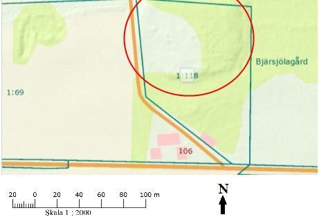 Figur 2. Deponins (röd ring) utformning sett i höjdskillnad med omgivningen. De rosa fyrkanterna är byggnader (Sjöbo kommun, 2014). Figur 3.