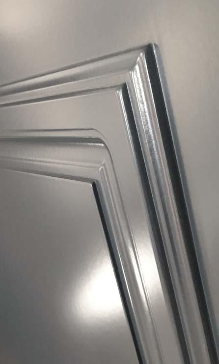 För bästa finish och slitstyrka är dörrarna målade med 2-komponents polyuretanfärg i både grund- och toppskikt. Herrgårdsserien tillverkas i många olika varianter, som enkel- och pardörr.