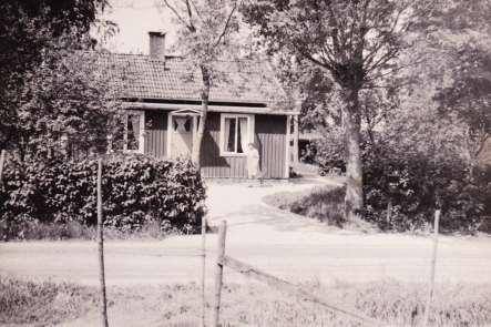 Lotten syns på bilden framför fönstret.
