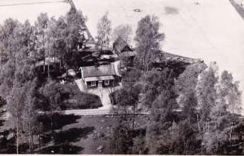 Flygfoto där man ser snickarbod och uthus där det fanns