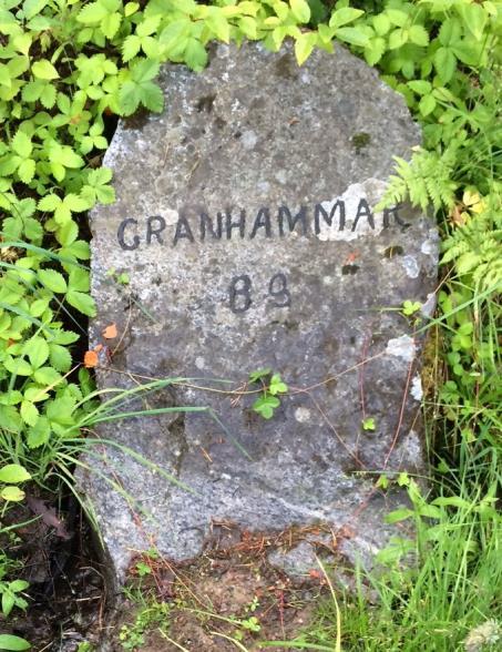 Gamla Aspviksbacken (Kvarnåbacken). Text: "GRANHAMMAR 89(?)". Höjd 85 cm. Ligger slängd i diket.