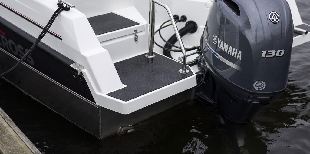 mellandörr Kapellgarage Fenderställningar Mugghållare Navigationsljus Offshore-säten och sittdynor Fast bränsletank, 160 l Vindrutetorkare för föraren Eluttag 12V / USB Yamaha fjärrkontroll 6x3,