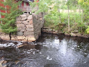 Bild 39-40. Vandringshindret vid Blomsterkulla. Vägpassager Längs med sträckan Gunnaboån nedre noterades totalt 6 broar, vilket gav ett snitt på 0,85 broar per km.