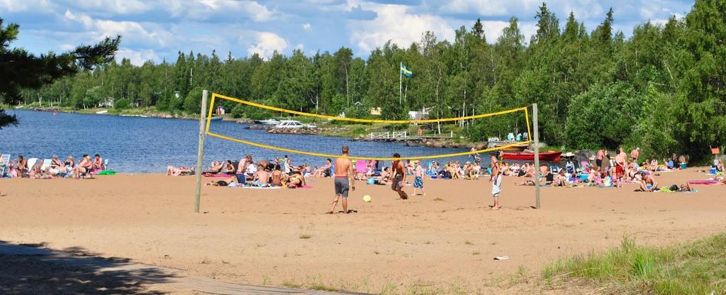 BADER När sommaren är riktigt varm så finns det inget bättre än att kasta sig i havets uppfriskande vågor, insjöns stilla svalka eller älvens strömmande vatten!