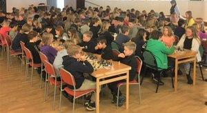 2018-03-16 Rekordmånga elever ställde upp i Schackfyrans kommunfinal Nio klasser från kommunen med totlat 131 elever ställde upp i den 10:e kommunfinalen i den rikstäckande schackfyrantävlingen.