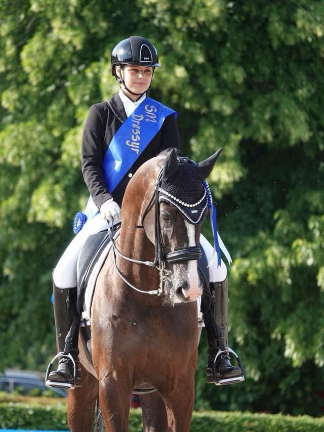 Ekipaget tävlar för Solstadens RF Dressyr Silvermedalj i Junior SM till Linnea Holmgren