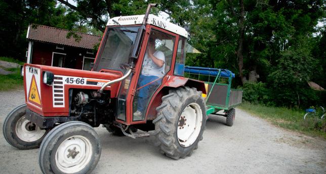 Tyngre godstransporter på ön görs med hjälp av traktorer och dess personal (ingen får använda traktor utan Valdemar, Sannahs eller ansvariga på Storgårns tillstånd).