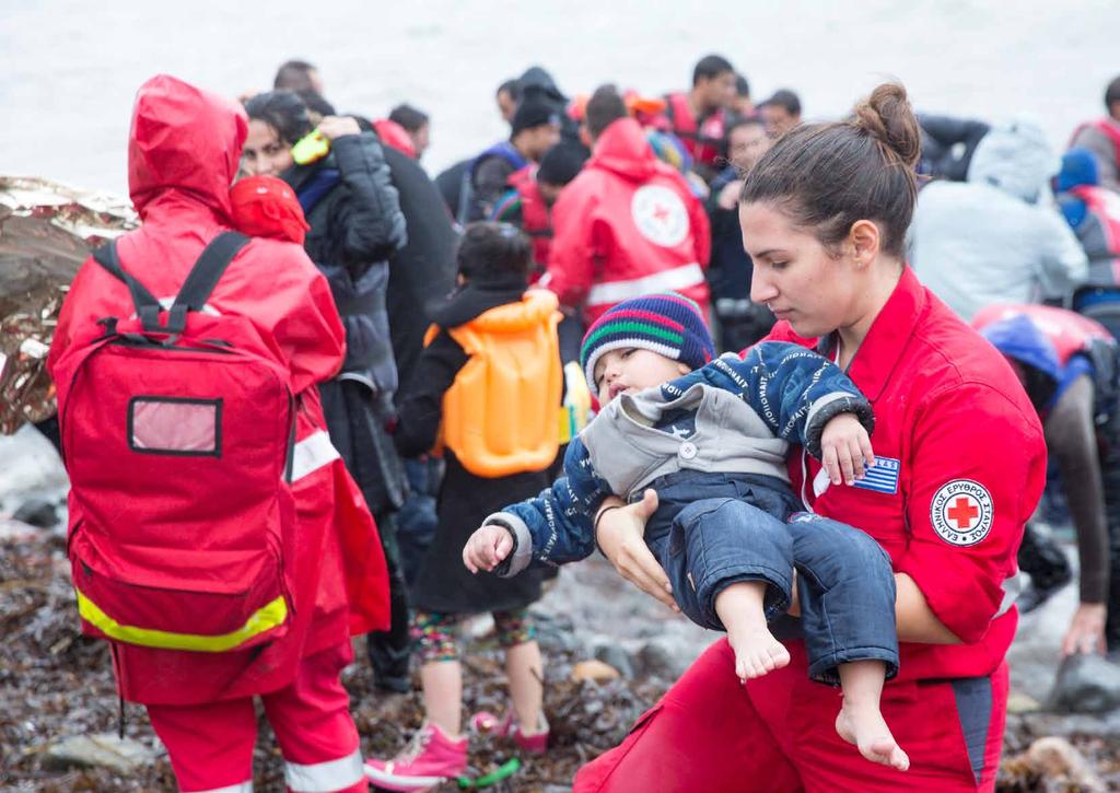 4 På flykt 2015 På flykt 2015 5 I LAND Lesbos, Grekland, oktober 2015 Matina är en av Röda Korsets volontärer i Grekland.