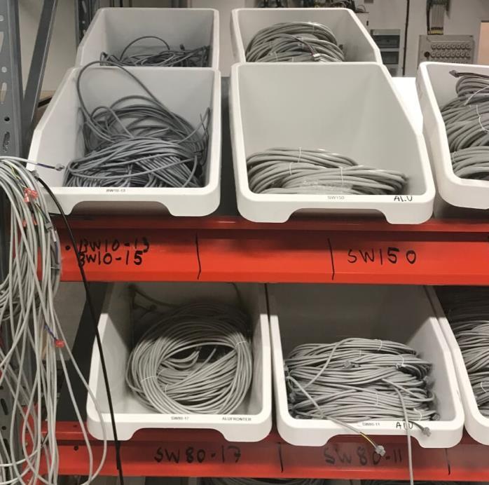 Plockzonsbuffert Vid vissa monteringsstationer placeras blå bingelådor i en närliggande hylla, eller dylikt, som monteringspersonal själva har åtkomst till, en typ av plockzonsbuffert.