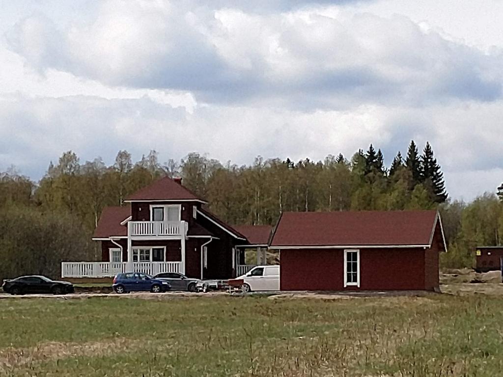 6 (10) Bostadshus på den andra bebyggda tomten i Ariparken. Service I Djurås, ca 3 km från planområdet, finns service i form av bank, bibliotek, apotek, vårdcentral, resecentrum mm.