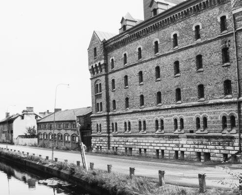 Fasader mot Mölndalsån. Nya mälteriet, stallet och bostadshus för bryggeriarbetare. Fasader mot Skårs led. Entrén, Gamla mälteriet och brygghuset från 1950-talet. 136 Gårdens östra sida.