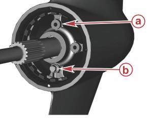 UNDERHÅLL 4. Avlägsna växeloljenivåpluggen och påfyllnings-/avtappningspluggen. Vänta tillräckligt länge så att växellådan hinner dräneras.