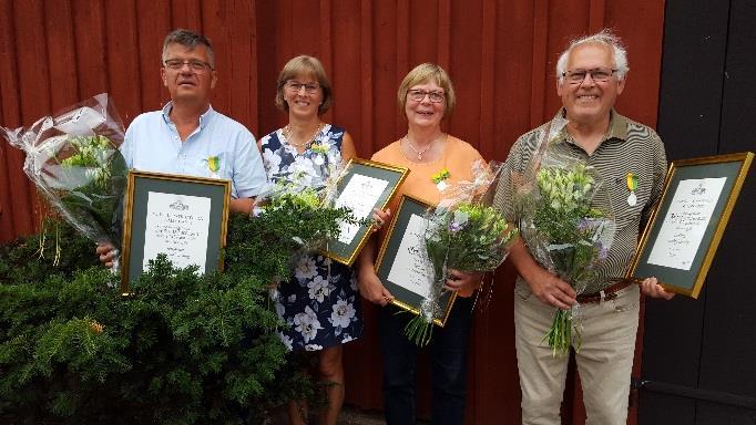 trädgård. Styrelseordförande Lennart Froby presenterade de fyra medaljörerna och läste motiveringarna för 2018 års Medalj för förtjänster om trädgårdsodling och biodling.