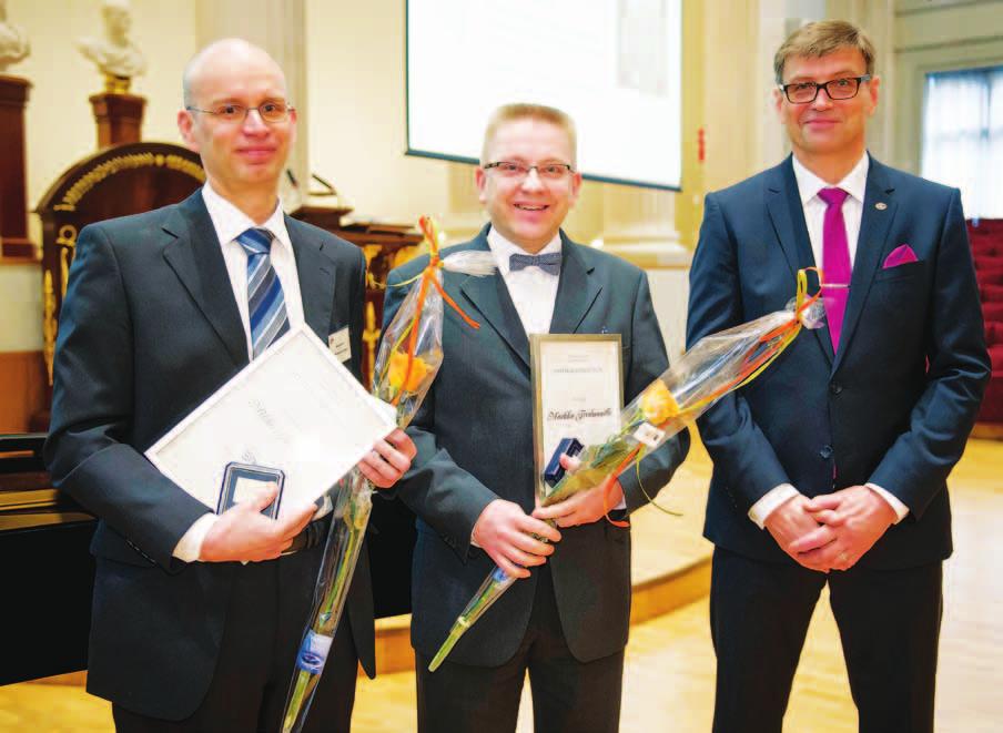 Bild: Markku Ojala Riksåklagare Matti Nissinen tilldelade tingsdomare Mikko Jaatinen (till vänster) och advokat Markku Fredman åklagarväsendets medalj under åklagarväsendets dag 21.3.2014.