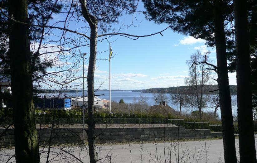 Utsikt från Kungsbacken 3:2 över Tenbäcksvägen mot sydost, över Skoboviken 6 Förutsättningar- områdesbeskrivning 6.1 Mark och natur Området ligger i en södersluttning mot sjön Nissagölen.