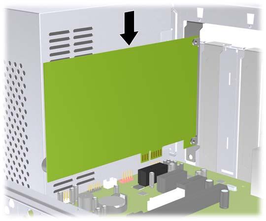 11. Du installerar ett nytt expansionskort genom att hålla kortet över önskad tom kortplats på moderkortet, och sedan flytta kortet mot chassits baksida så att nedersidan av kortplåten glider in i