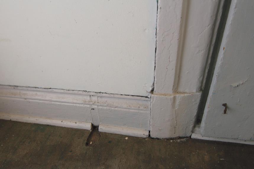 15(20) Figur 16. Golvlist med senare tillagd kvartsstav mot golvet respektive dörrfoder med skurkloss.