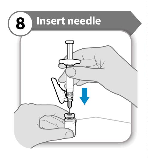 8. För in nålen 8 För in nålen Tryck nålen genom mitten av injektionsflaskans propp enligt bild.