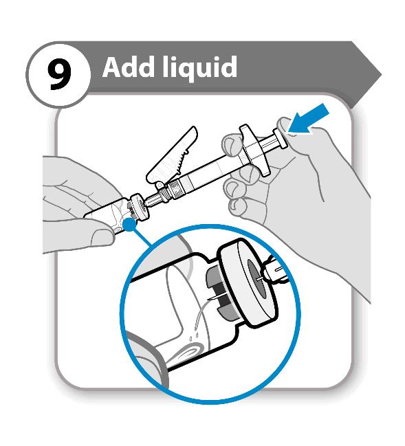 Tillsätt vätska 9 Tillsätt vätska Luta både injektionsflaskan och sprutan något enligt bild.