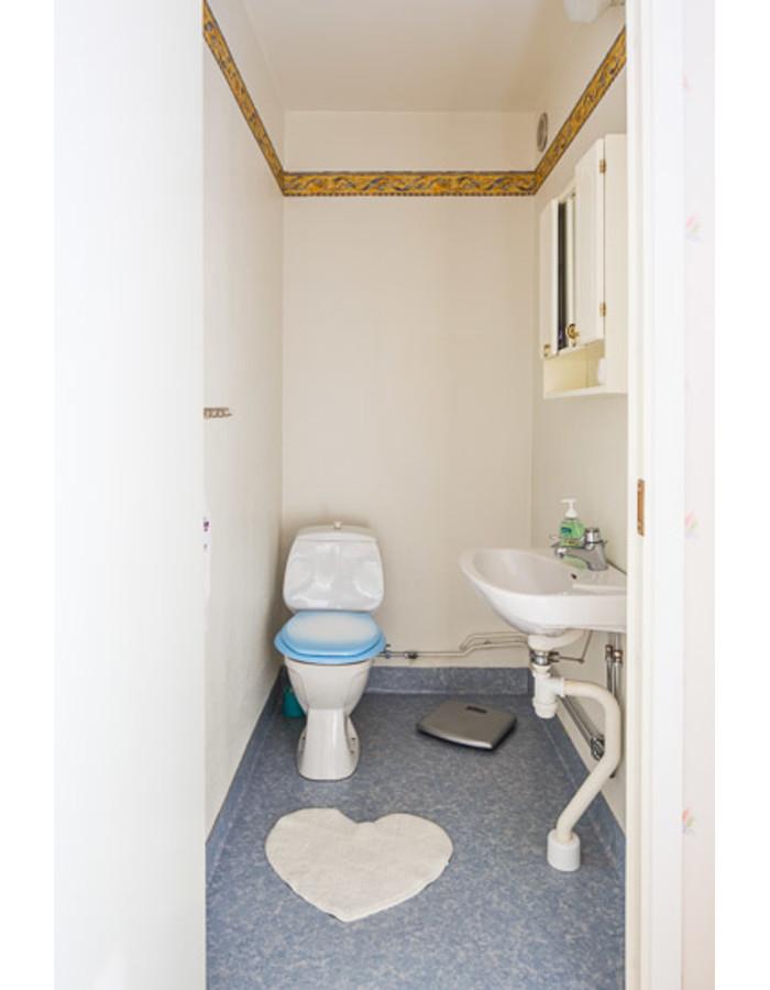 Toalett Gästtoalett utrustad med wc och handfat.