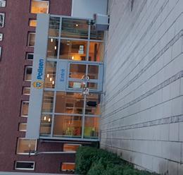 1 Häktet ligger i samma hus som polisen. Så det första ni ser när ni kommer till huset är polisens skylt.