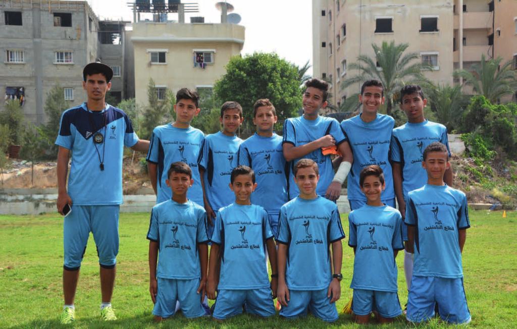 På Palestine Sport Academy i Gaza City får barn hjälp att hantera psykiska problem genom fotbollsträning. Många av dem kommer från flyktinglägren.