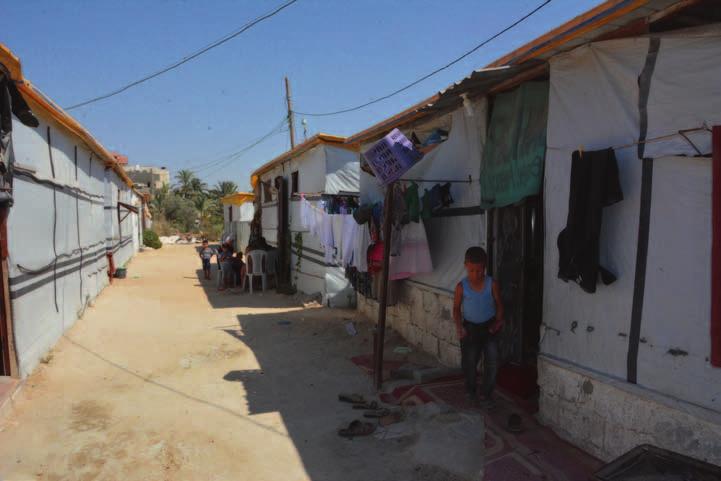 Foto: Anna Wester Under en av vapenvilorna begav de sig tillbaka till Khuza a för att se vad som hade blivit av deras hus. De gick till fots i hettan eftersom biltrafik inte var tillåten i området.