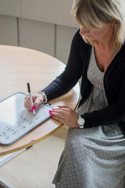 Då går det lätt att torka av recepten om de blir kladdiga. Information och rutiner som ska läsas av vikarier när anställningen börjar kan också vara lämpliga att laminera.