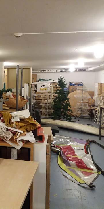 Efter Före Ordning och reda i förrådet På Sandeklevsskolan finns ett förråd i källaren där saker slängdes in huller om buller och glömdes bort.